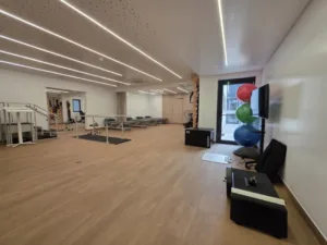 Ginásio de Fisioterapia da Clínica FisioCampus, com plataforma de equilíbrio Physio Sensing e equipamentos isocinéticos